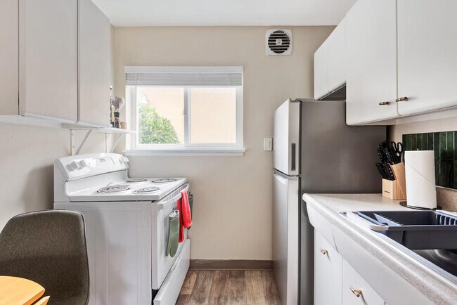 Building Photo - 5248 SE Stark St