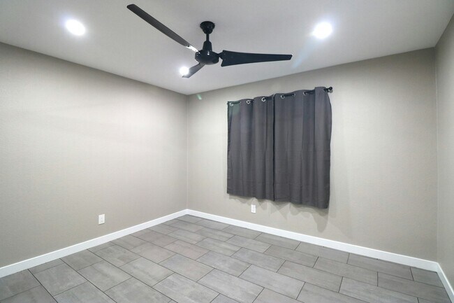 Building Photo - 1 N Naco Way