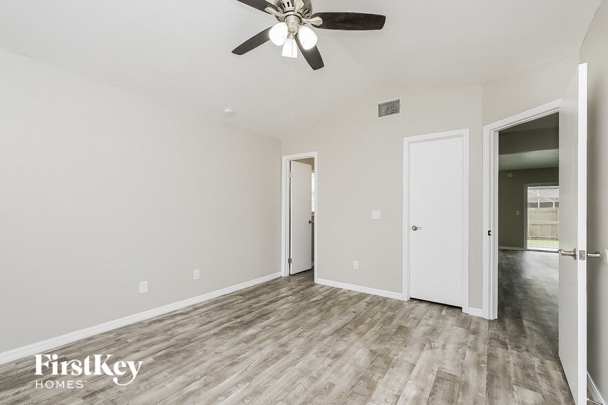 Building Photo - 1033 Hardwood Dr