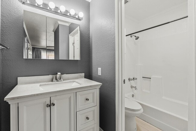 Building Photo - Ihona Townhome 1BR, 1BA, 1PKG, AC, W/D