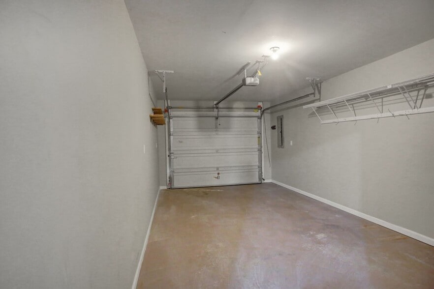 Building Photo - 2367 McCleary Dr