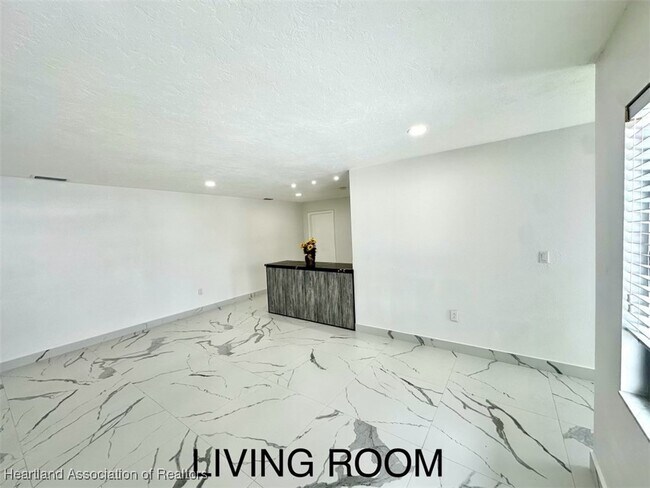 Building Photo - 112 Memorial Dr