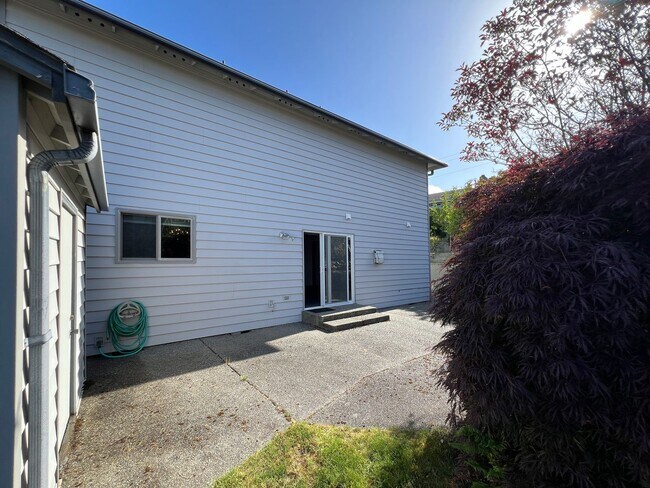 Building Photo - Stunning 4 Bedroom 2.5 Bath with Peek-a-Boo View of Puget Sound