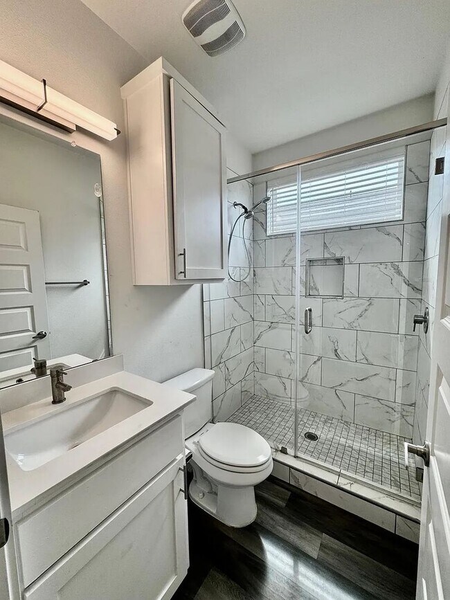 Building Photo - Studio apartment close to downtown