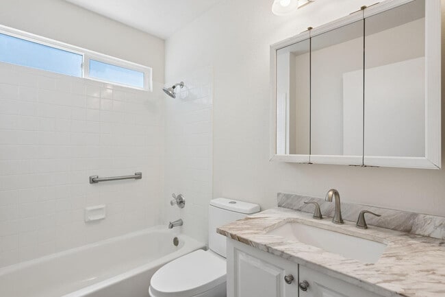 Building Photo - 2423 E Maryland Dr