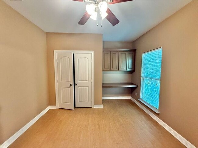 Building Photo - 4 Bedroom 3.5 Bath Duplex in East Tyler!