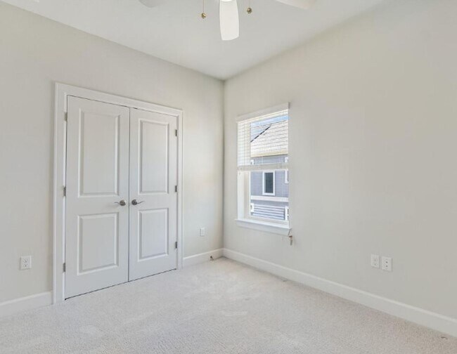 Building Photo - PRELEASING FOR BEGINNING OF JUNE! Walking Distance to Fun, Food and Friends!