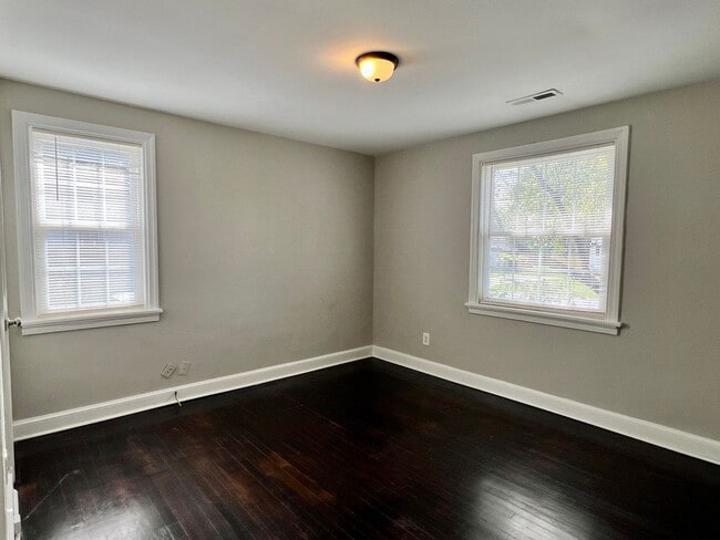 Building Photo - Charming 2 bedroom, 1 bathroom Rancher in ...