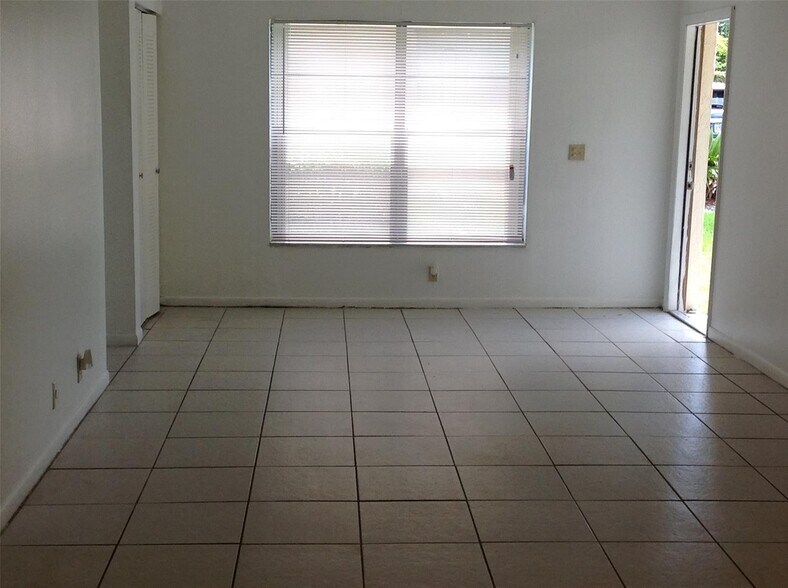 Building Photo - 10815 NW 45th St