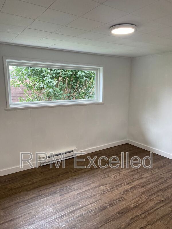 Building Photo - 824 6th St SE