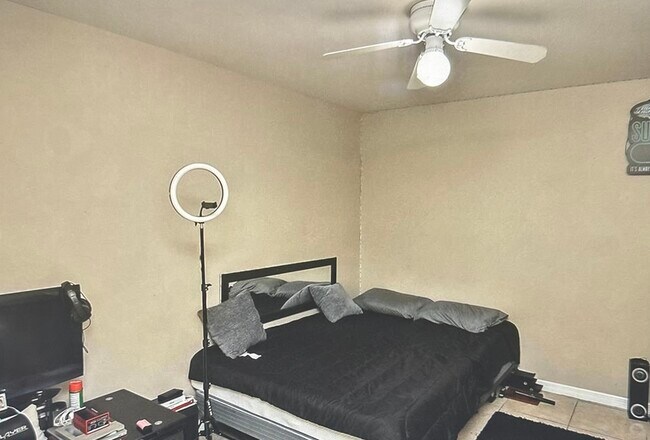 Den/Bedroom - 4739 22nd St SW