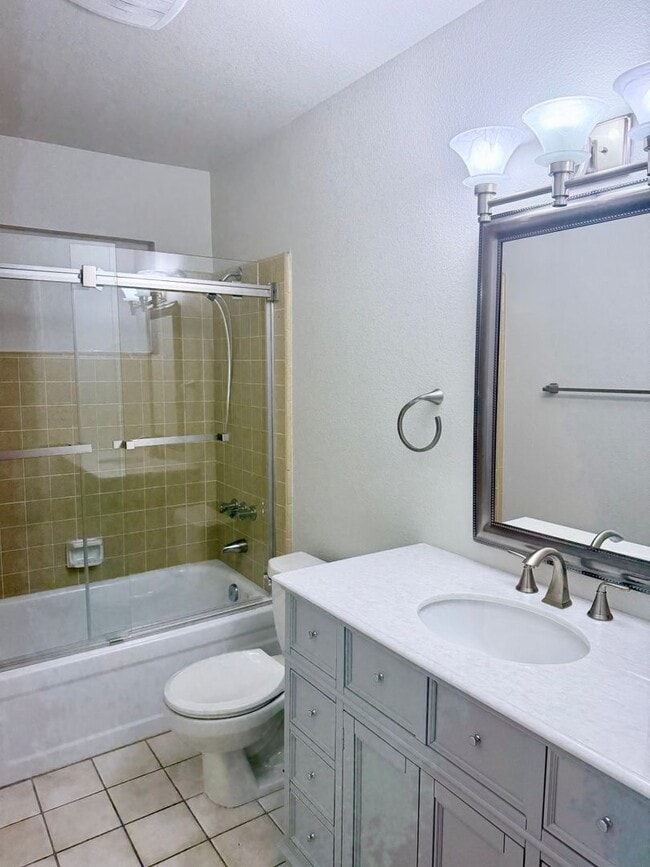 Building Photo - 3-BED 2-BATH WITH SPACIOUS BONUS FAMILY ROOM IN QUIET NEIGHBORHOOD