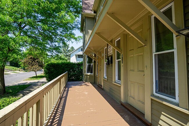 Building Photo - Available 06/01/26 - 5 Bedroom Townhouse c...