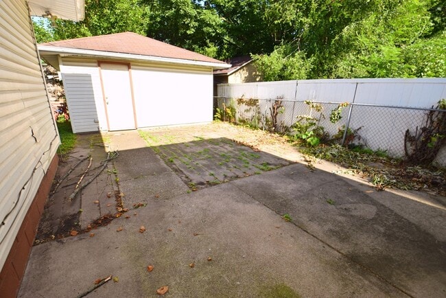 Building Photo - 2 bedroom 1 bath home in South Bend IN