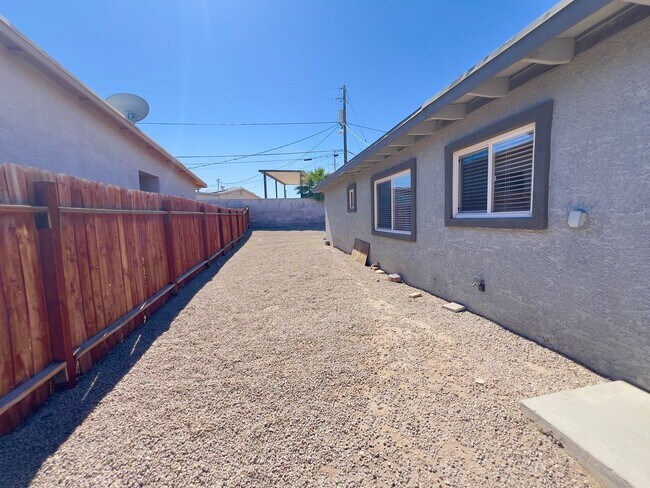 Building Photo - 4 bedrooms, 2 bathrooms home located in Henderson