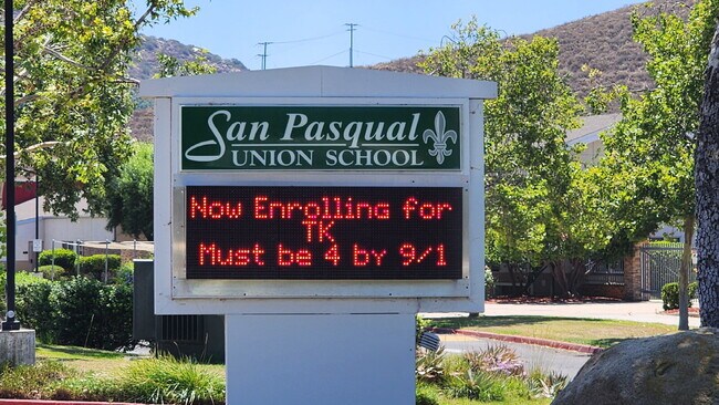 Building Photo - Gorgeous home on the Golf Course in a gated community.