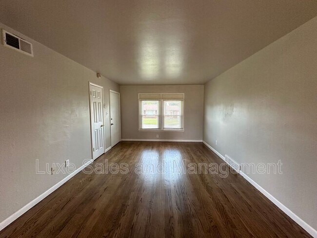 Building Photo - 133 W. Jarman Drive
