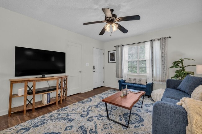 Building Photo - 306-306 Glenwood Cir