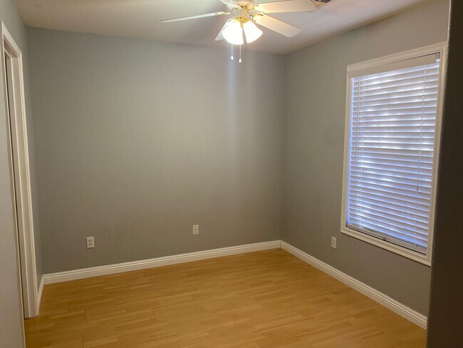 Building Photo - 2630 Heathrow St