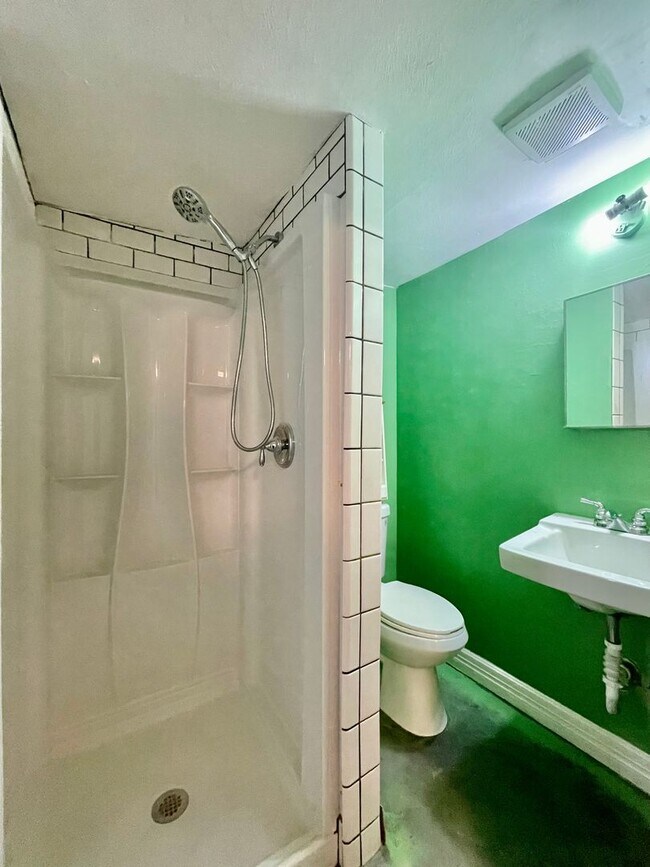Building Photo - Fully Updated & Unbeatable Location