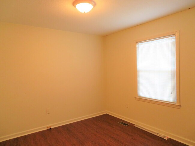 Building Photo - 3 bedroom, joined 1.5 bath ranch style home for rent