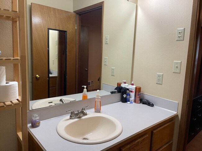 Building Photo - Bright & Spacious Top-Floor Condo in Greenwood!
