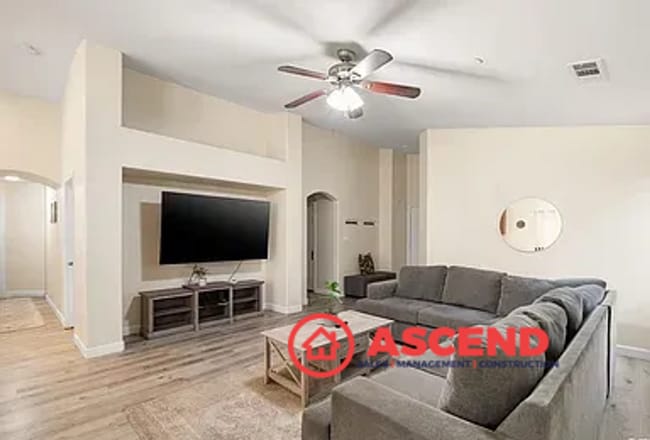 Building Photo - Lovely 4 Bedroom Home in Campus Park Area!