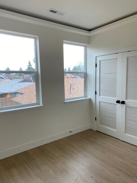 Building Photo - 7519 N Clarendon Ave