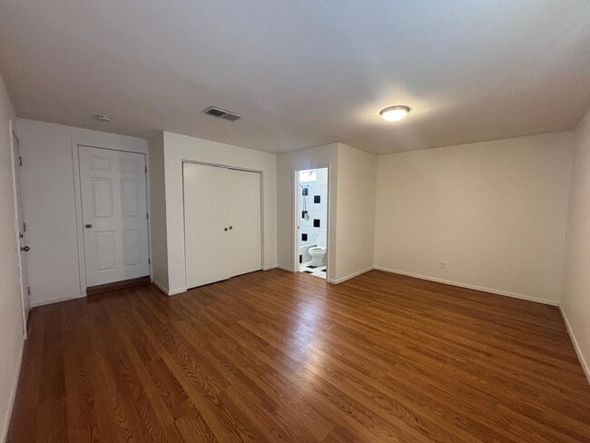 Building Photo - 572 Lenrey Ave