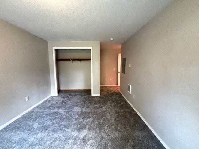 Building Photo - Modern Condo in Gresham near Glendoveer!