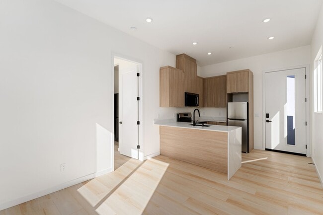 Building Photo - Private Yard, Laundry, Luxurious and Newly Built