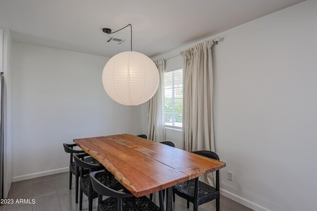 Building Photo - 901 W Berridge Ln