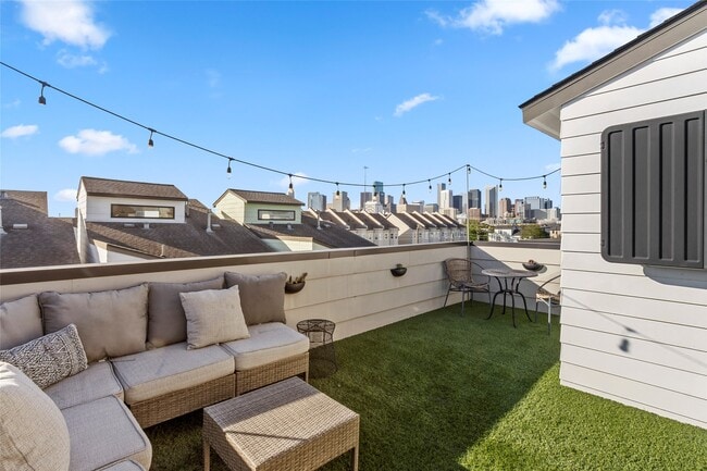 Primary Photo - 2104 Dennis St