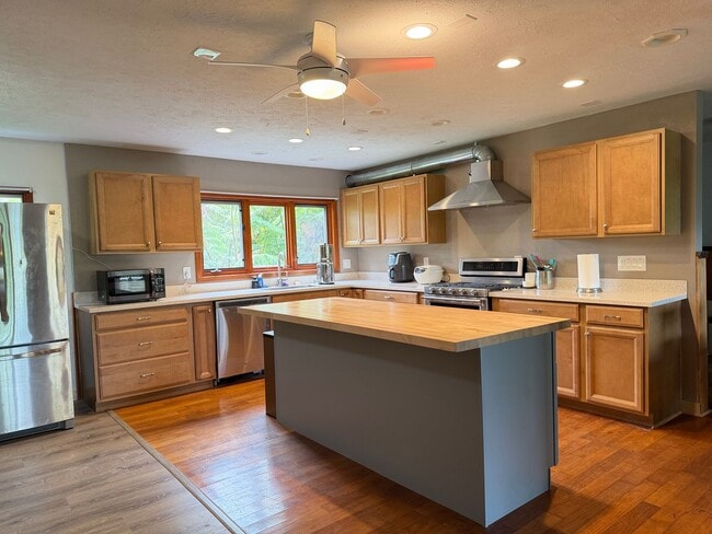 Building Photo - 2916 B Ainaola Drive