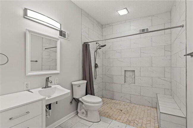 Building Photo - 2634 Birch St