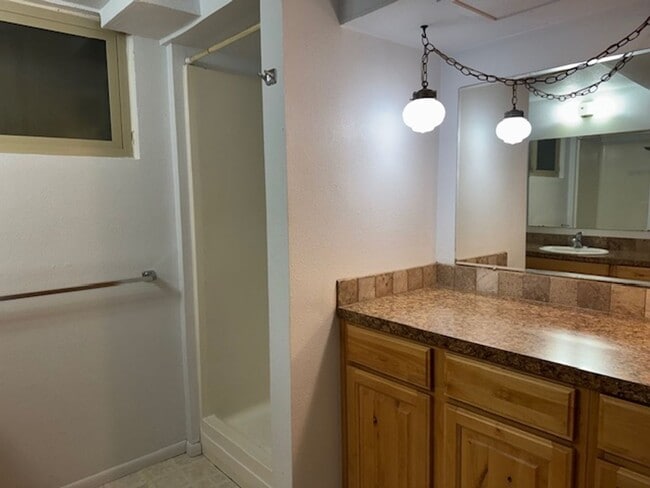 Building Photo - 2405 Sunset Dr