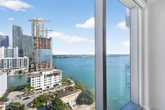 Building Photo - 700 NE 26th Terrace