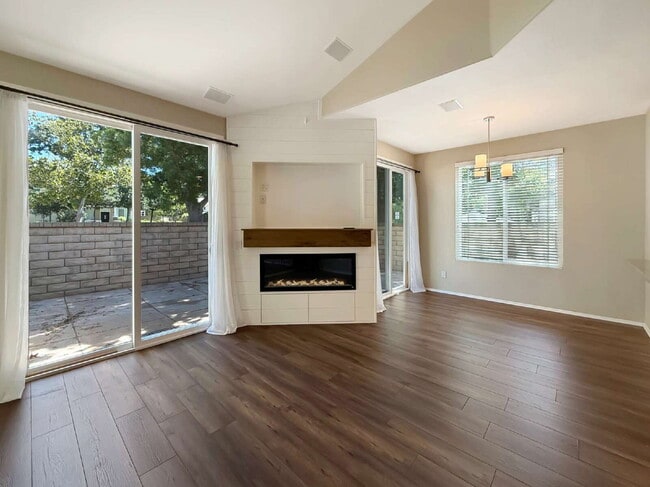 Building Photo - Beautifully Updated End-Unit Townhome in Valencia's Montana Community — No Rear Neighbors!
