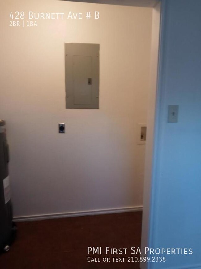 Building Photo - 2 bedroom and 1 bathroom unit ready to mov...