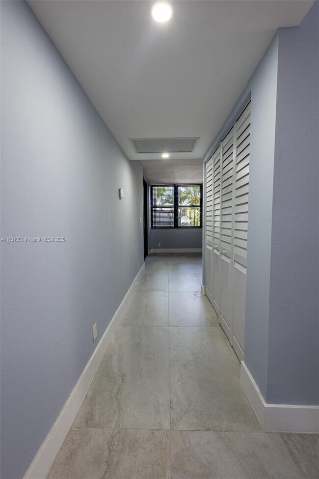 Building Photo - 20350 W Country Club Dr