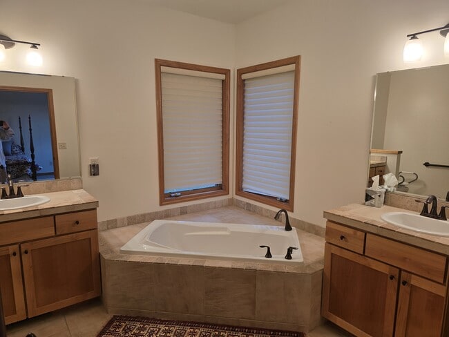 Building Photo - 3300 Graf St