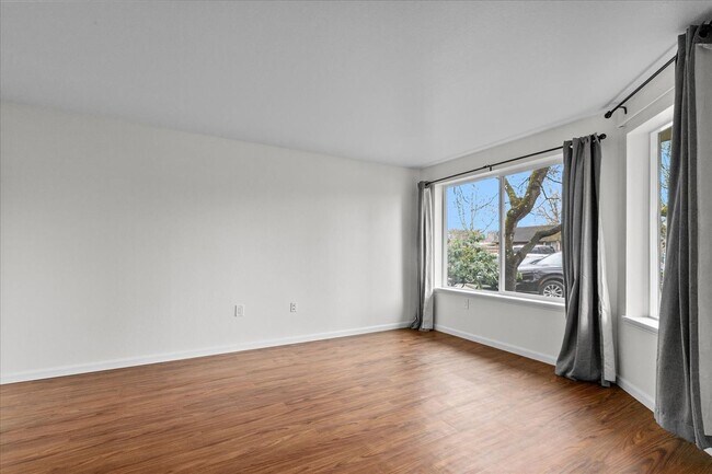 Building Photo - Monroe End Unit Townhome Unit A