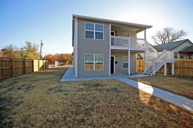 Building Photo - Upper Level 3 bed 2 bath duplex unit avail...