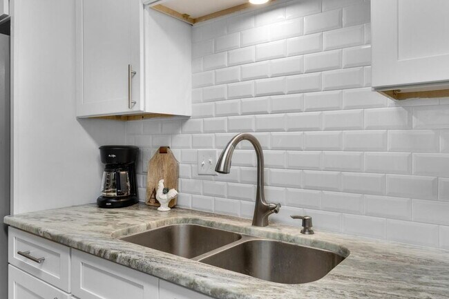 Building Photo - "Charming 2-Bed Townhouse in Fort Walton Beach"