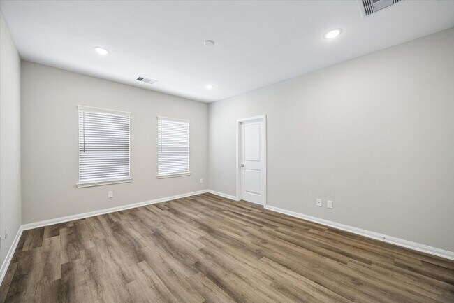 Building Photo - 206 Clark Rd