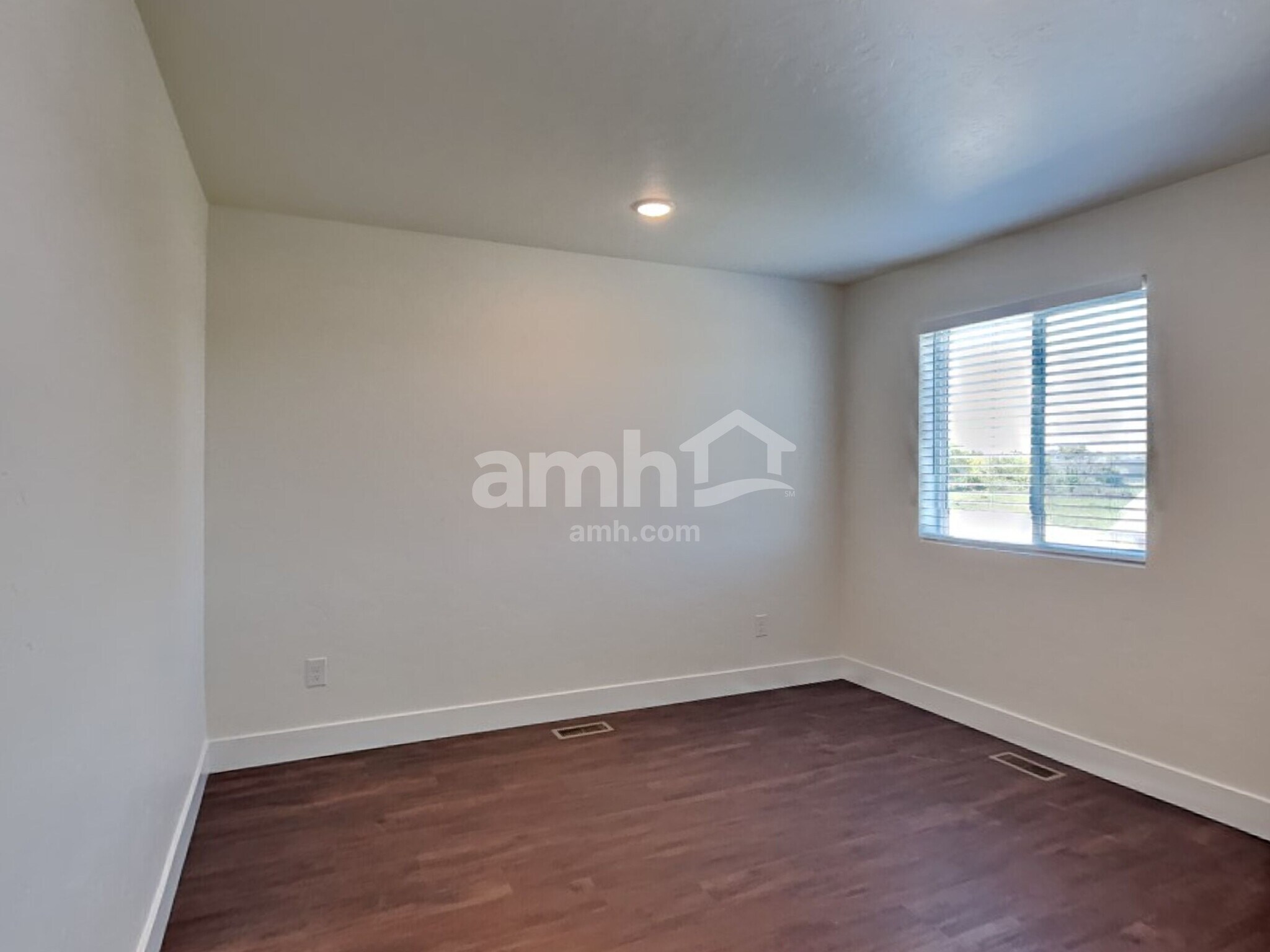 Building Photo - 967 N Nichole Ave