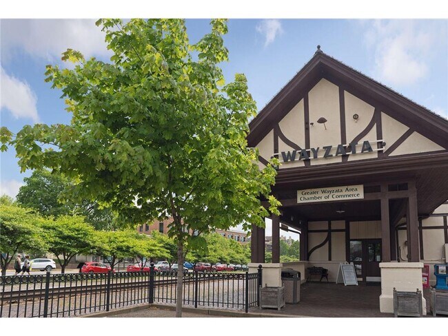 Building Photo - 253 Lake St E