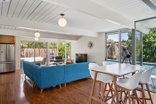 Building Photo - 3767 Gainsborough Dr