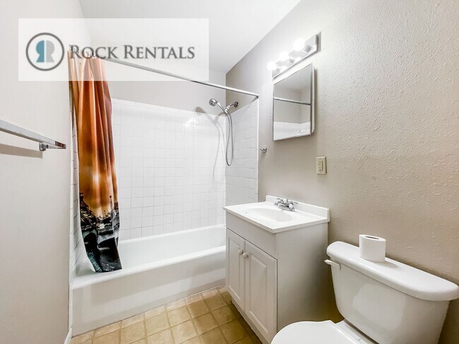 Building Photo - 3 Bed 1 Bath with Garage