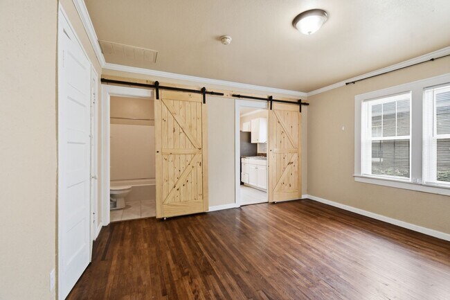 Building Photo - E 8th St Duplex